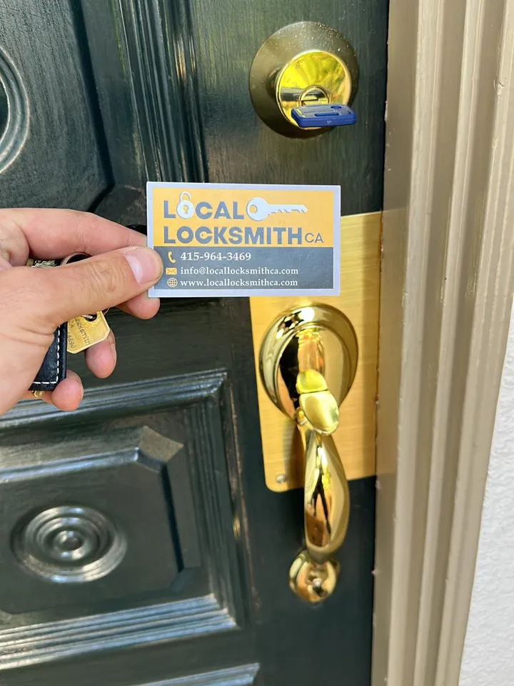 Brass na hawakan at bagong deadbolt sa madilim na berdeng pinto