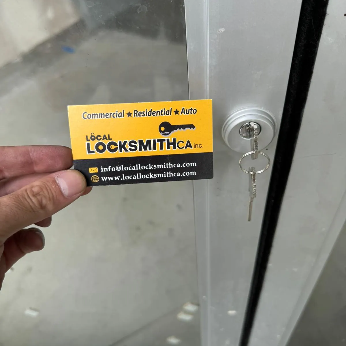 Cabinet lock with keys on an aluminum sliding door